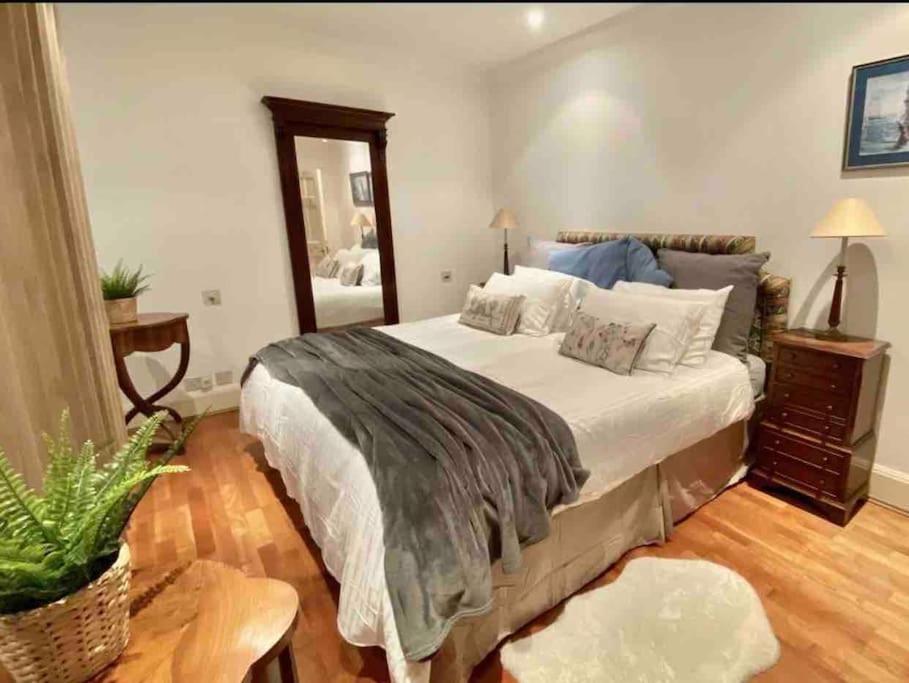 Spacious Flat In The Most Desirable Area Of London Exterior foto