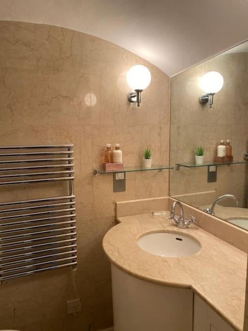 Spacious Flat In The Most Desirable Area Of London Exterior foto