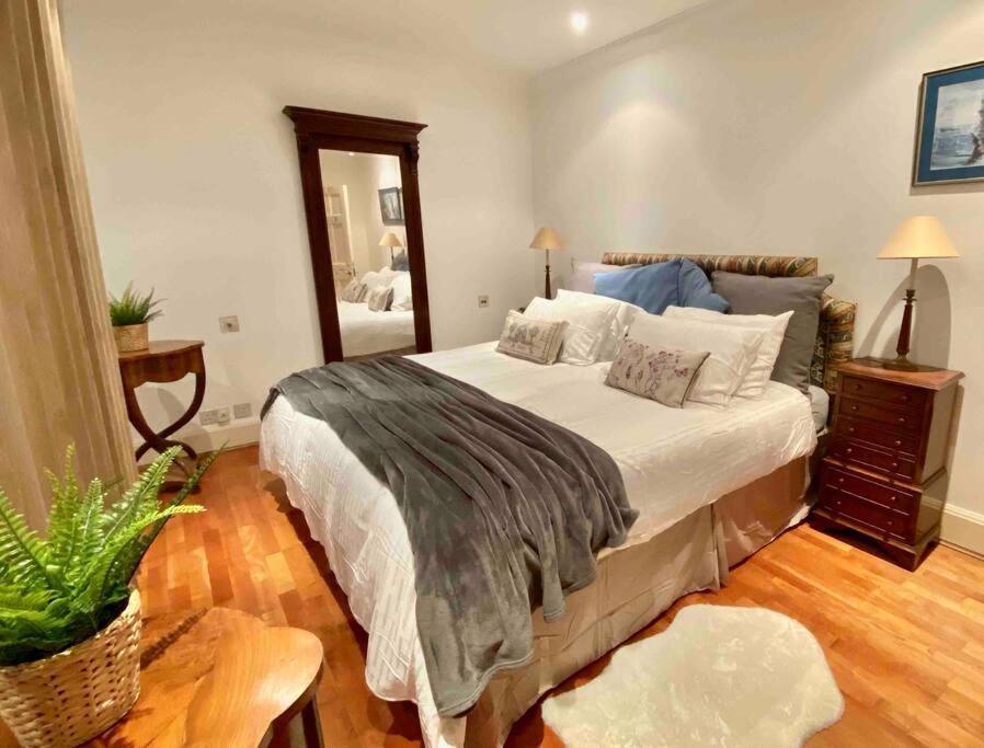 Spacious Flat In The Most Desirable Area Of London Exterior foto